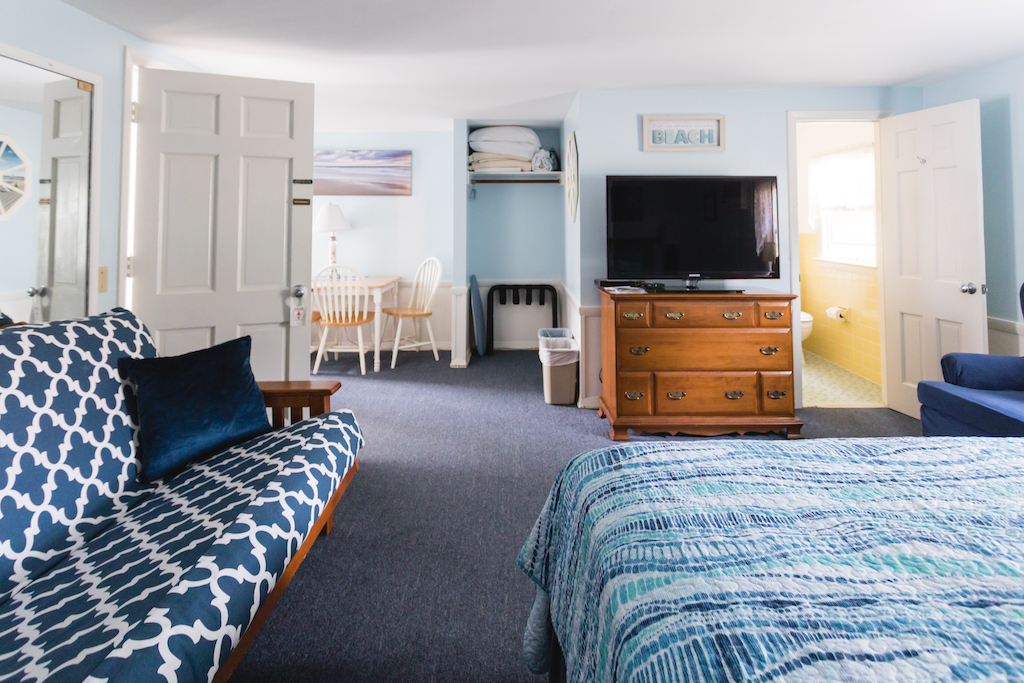 Deluxe King + Futon A Beach Breeze Inn